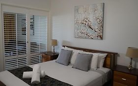 Airlie Seaview Apartments